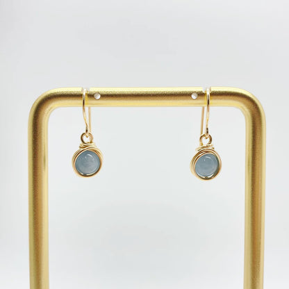 Elegant bungelende oorbellen met lichtblauwe Aquamarijn edelstenen en 14k gold filled afwerking.