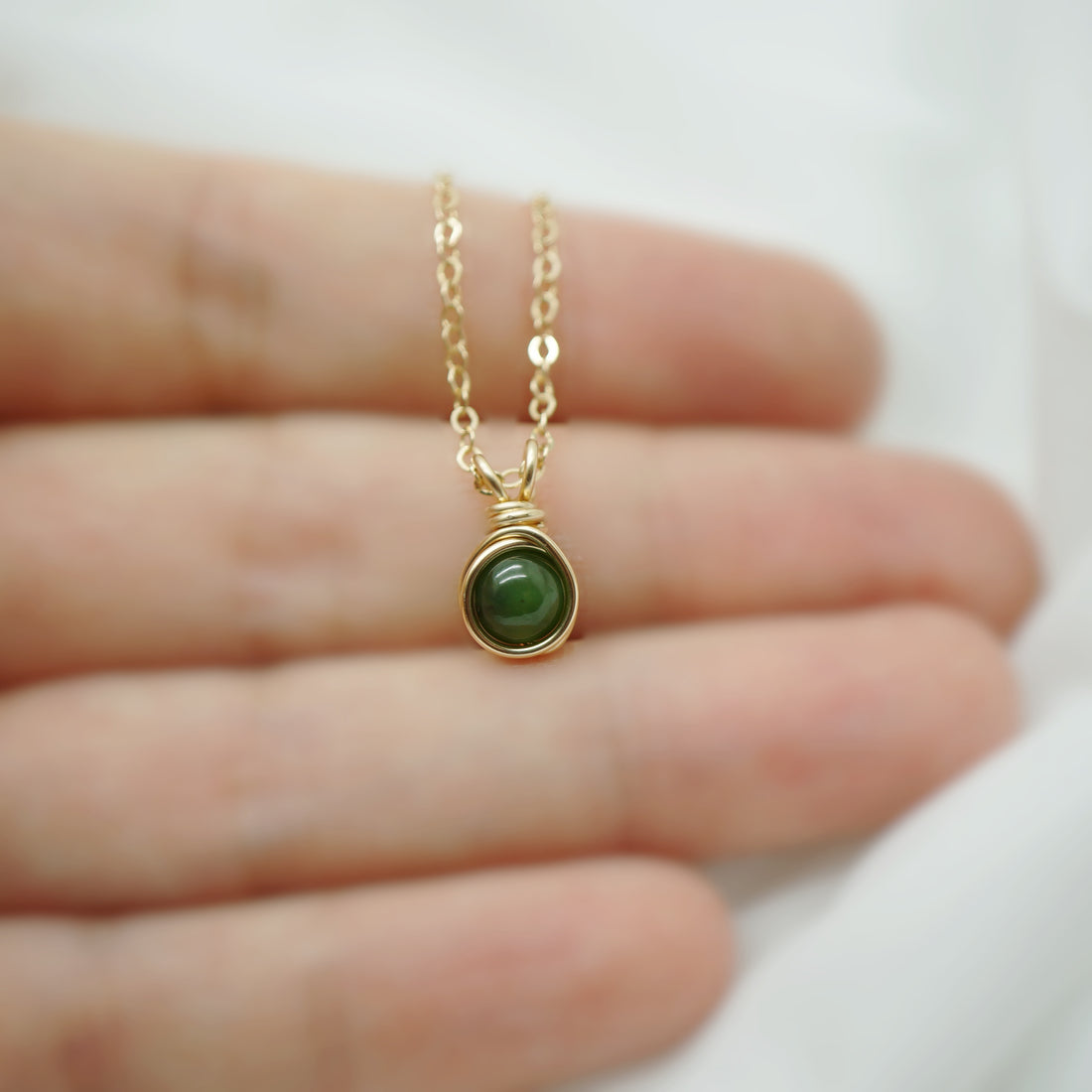 Handgemaakte ketting van 14k gold filled met natuurlijke nefriet jade steen – Atelier Blaauw.