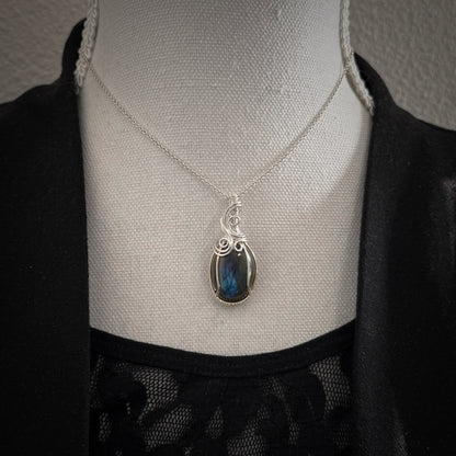 Zilveren hanger met Labradoriet aan een ketting, als draagvoorbeeld.