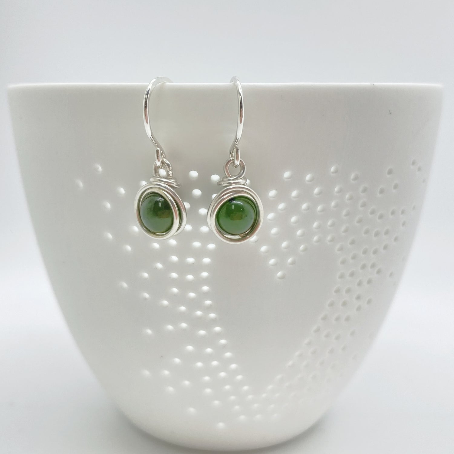 Productfoto van zilveren oorbellen met donkergroene nefriet jade steen