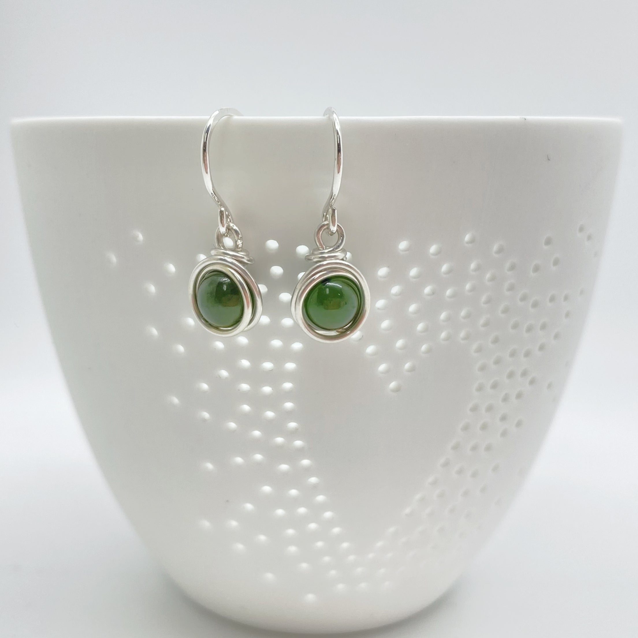 Productfoto van zilveren oorbellen met donkergroene nefriet jade steen