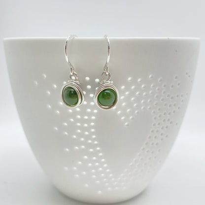 Productfoto van zilveren oorbellen met donkergroene nefriet jade steen