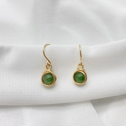 Oorbellen met nefriet jade gefotografeerd op een witte achtergrond