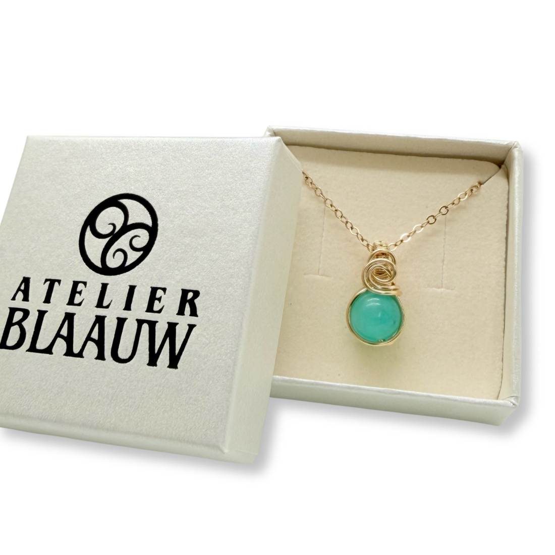 Sierlijk 14k gold filled hangertje met amazoniet in Atelier Blaauw sieradendoosje