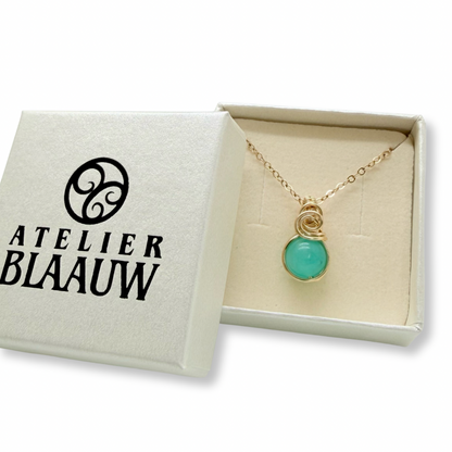 Sierlijk 14k gold filled hangertje met amazoniet in Atelier Blaauw sieradendoosje