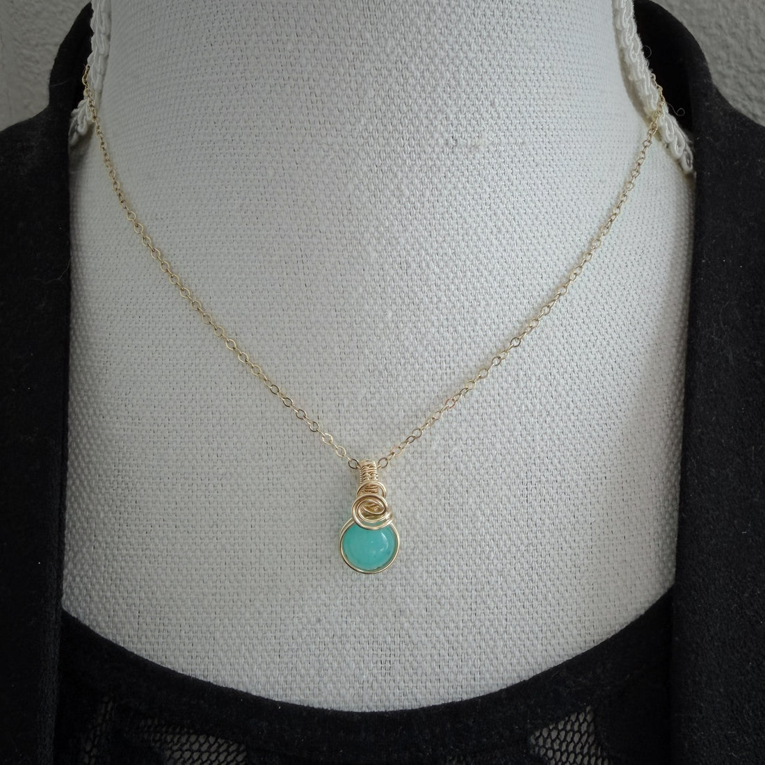 Sierlijk 14k gold filled hangertje met amazoniet gepresenteerd op een buste