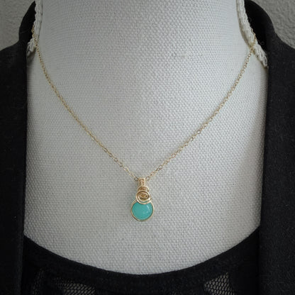 Sierlijk 14k gold filled hangertje met amazoniet gepresenteerd op een buste