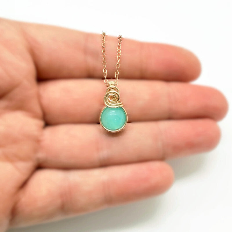 Sierlijk 14k gold filled hangertje met amazoniet op de hand