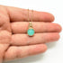 Sierlijk 14k gold filled hangertje met amazoniet op de hand