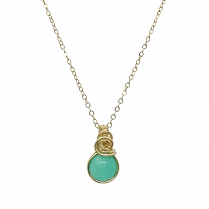 Sierlijk 14k gold filled hangertje met blauwgroene amazoniet op witte achtergrond