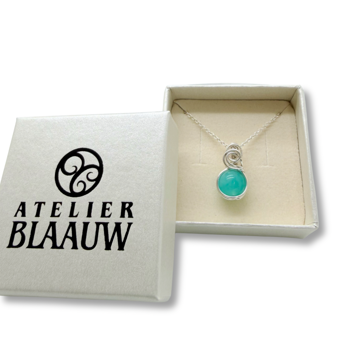 Sierlijk sterling zilveren hangertje met amazoniet in Atelier Blaauw sieradendoosje