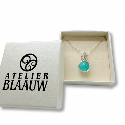 Sierlijk sterling zilveren hangertje met amazoniet in Atelier Blaauw sieradendoosje