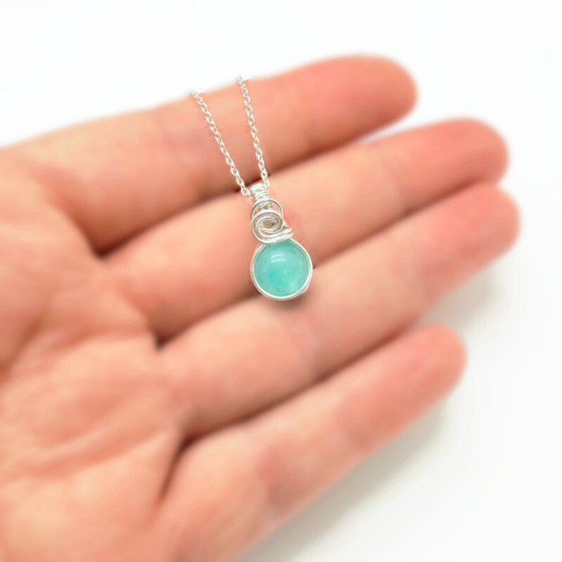 Sierlijk sterling zilveren hangertje met amazoniet op de hand