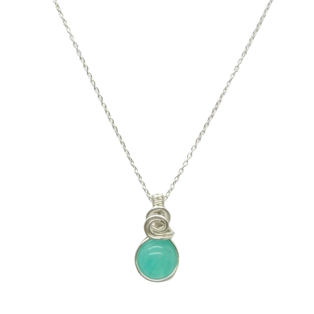 Sierlijk sterling zilveren hangertje met blauwgroene amazoniet op witte achtergrond