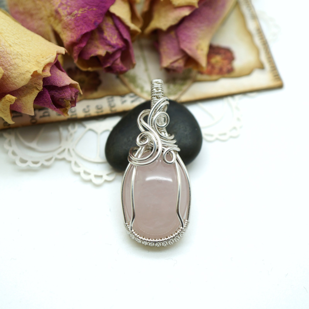 Handgemaakte sterling zilveren hanger met rozenkwarts, ontworpen door Atelier Blaauw.