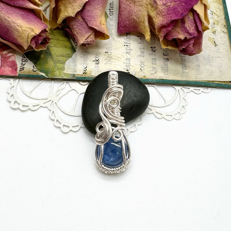 Zilveren wire wrap hanger met natuurlijke blauwe Kyaniet, handgemaakt door Atelier Blaauw.