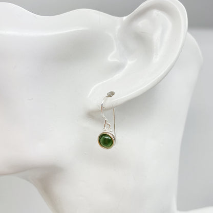 Zilveren oorbel met nefriet jade gedragen in het oor subtiel en elegant